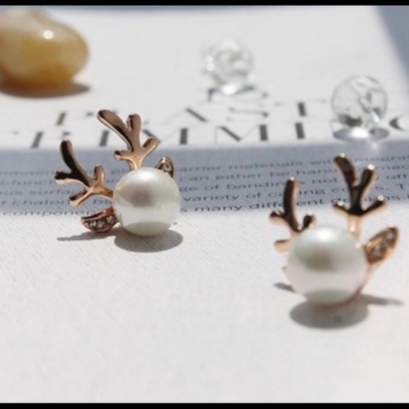 🎄🎁 Pearl Antler Reindeer Earrings, Gold - Picture 3 of 4
